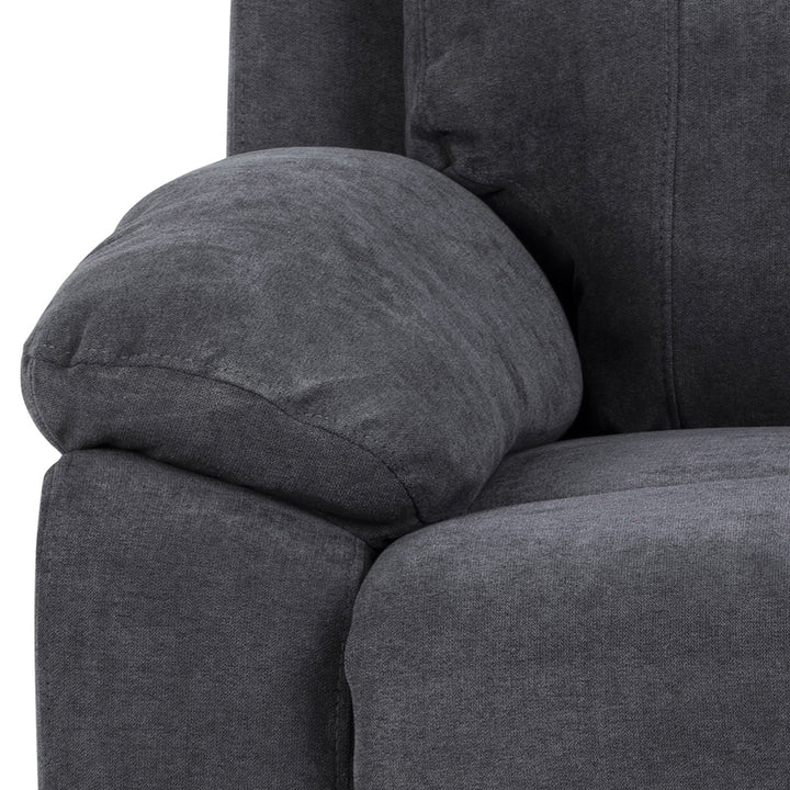 Mora reclinersofa i mørk grå, nærbilde av polstret armlene.
