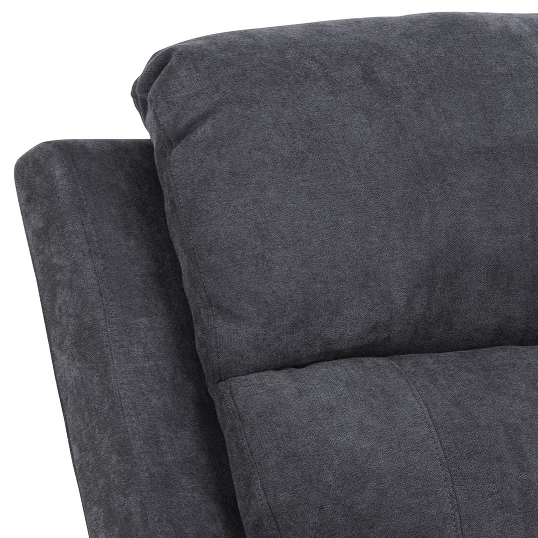 Mora reclinersofa i mørk grå, nærbilde av polstret rygg og nakkestøtte.