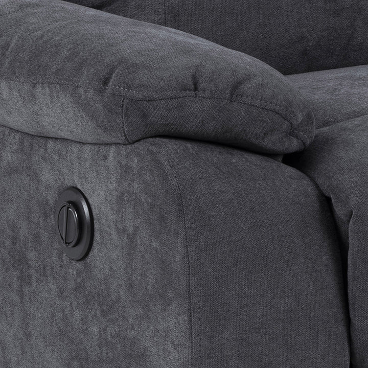Mora reclinersofa i mørk grå, nærbilde av armlene med betjeningsknapp.