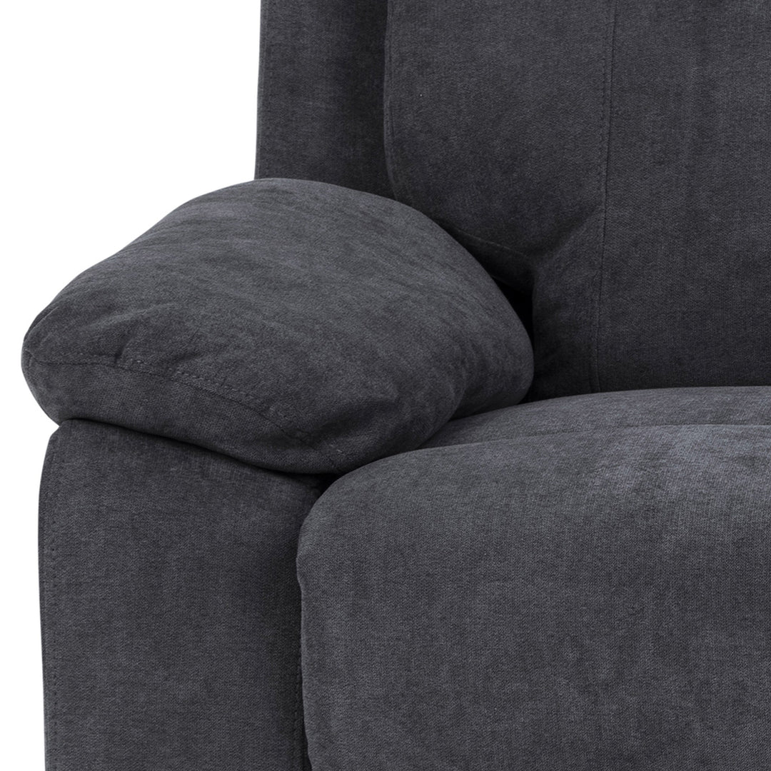 Mora reclinersofa, nærbilde av armlene og rygg i mørk grått stoff