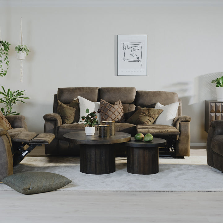 Mayfield sofa i gråbrunt stoff, 3-seter i stuemiljø med rundbord, planter og veggkunst
