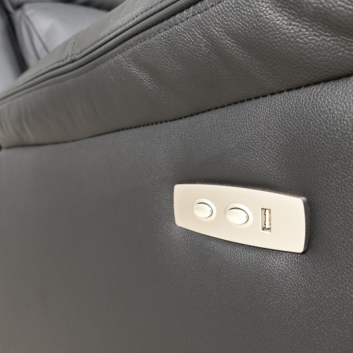 Mayfield sofa, nærbilde av betjeningspanel med USB-port på sort skinnarmlene