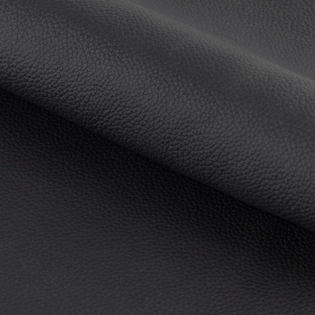 Mayfield sofa, nærbilde av det sorte skinnet med struktur