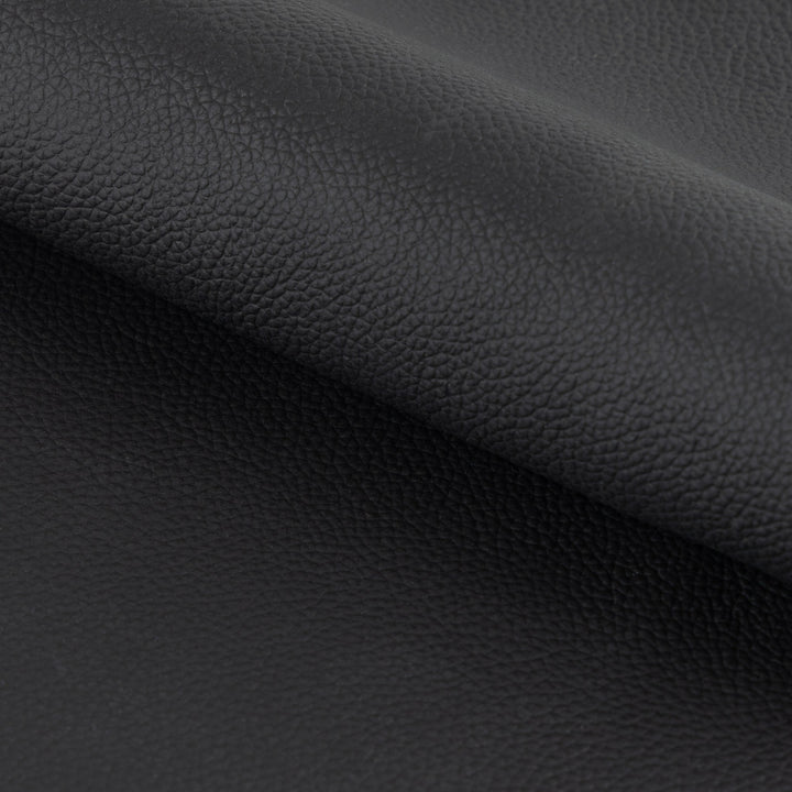 Mayfield sofa, nærbilde av det sorte skinnet med struktur
