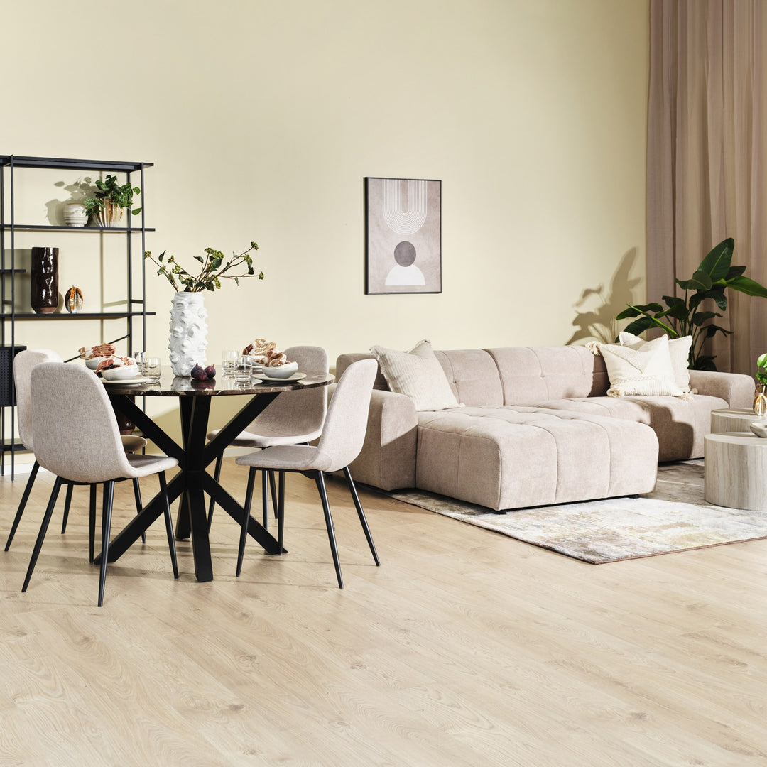 Columbia hjørnesofa i sandfarget stoff i lys stue med spisebord, stoler og grønne planter