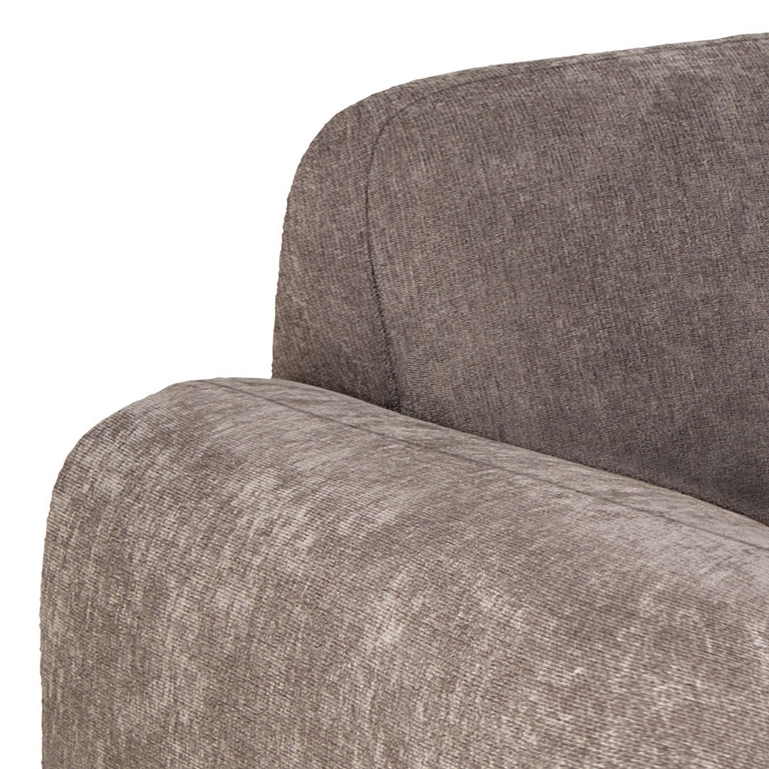 Rushville hjørnesofa i gråbrun velurlook, nærbilde av rygg og armlene i mykt tekstil
