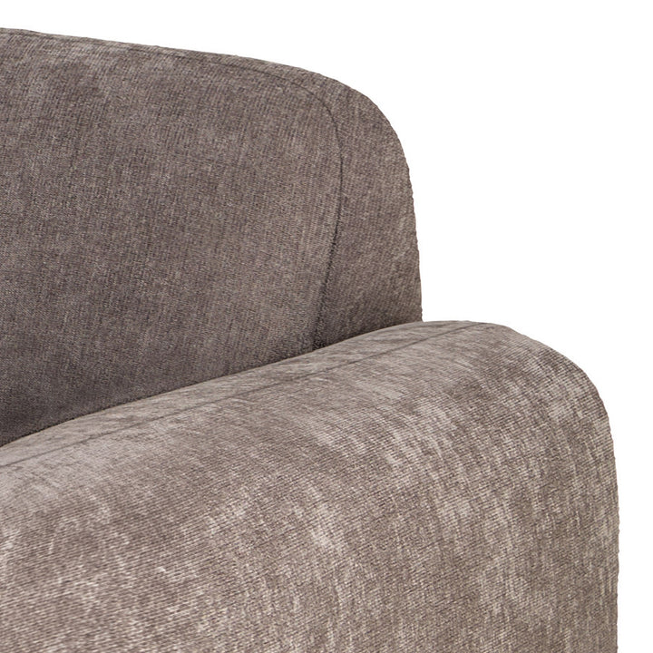 Rushville hjørnesofa i gråbrun velurlook, nærbilde av rygg og armlene i mykt tekstil
