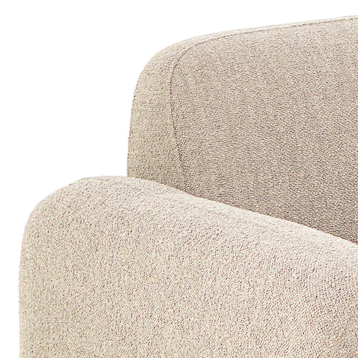 Rushville hjørnesofa i beige bouclé, nærbilde av rygg og armlene i bouclé-tekstur