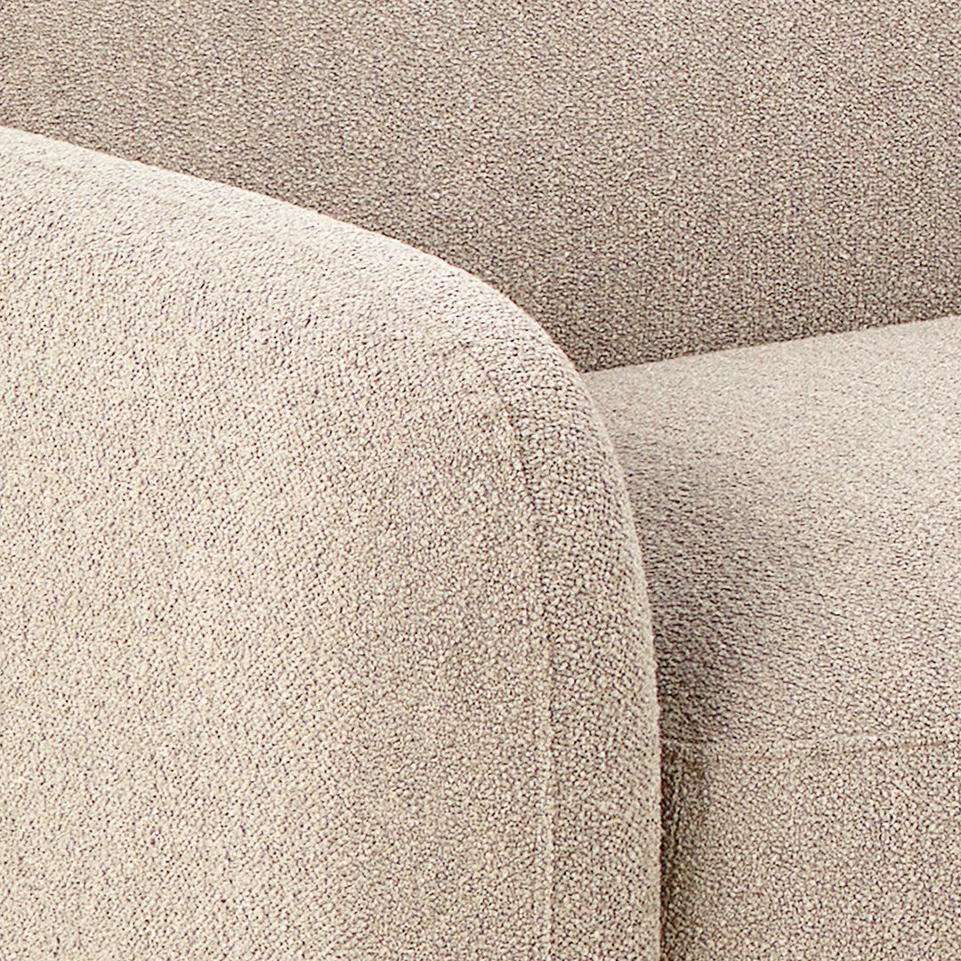 Rushville hjørnesofa i beige bouclé, nærbilde av armlene og rygg