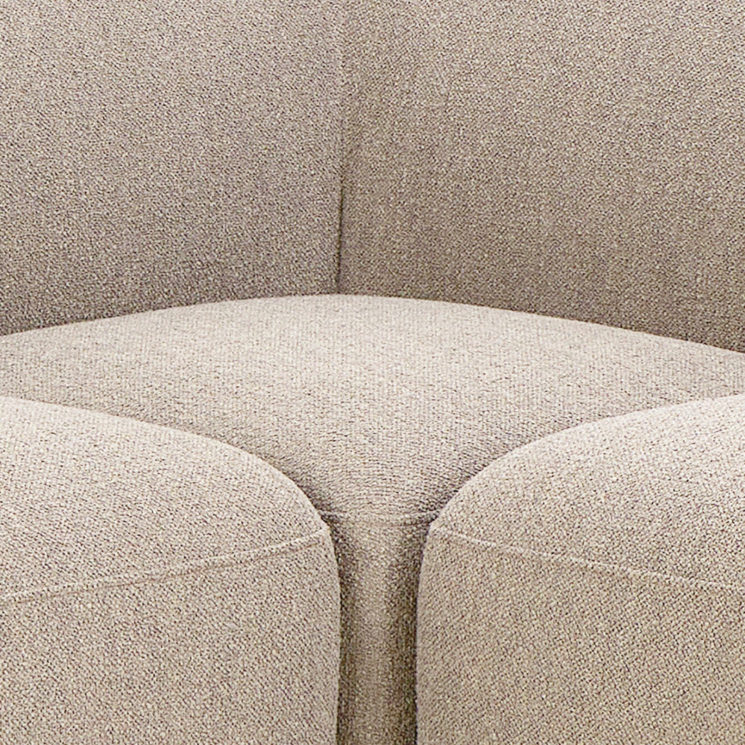 Rushville hjørnesofa i beige bouclé, nærbilde av hjørnets seteputer i bouclé