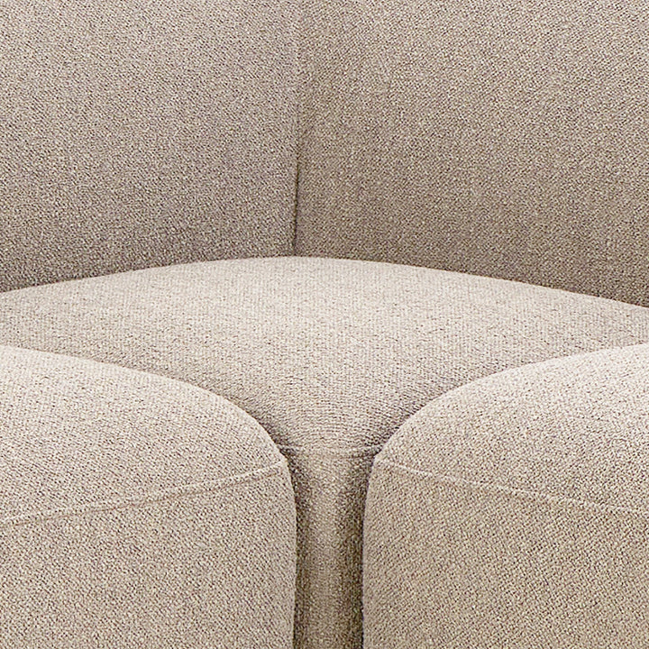 Rushville hjørnesofa i beige bouclé, nærbilde av hjørnets seteputer i bouclé