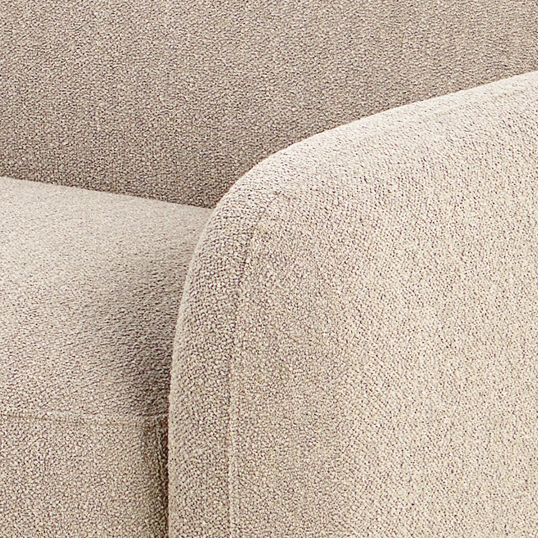 Rushville hjørnesofa i beige bouclé, nærbilde av armlene og rygg i mykt bouclé