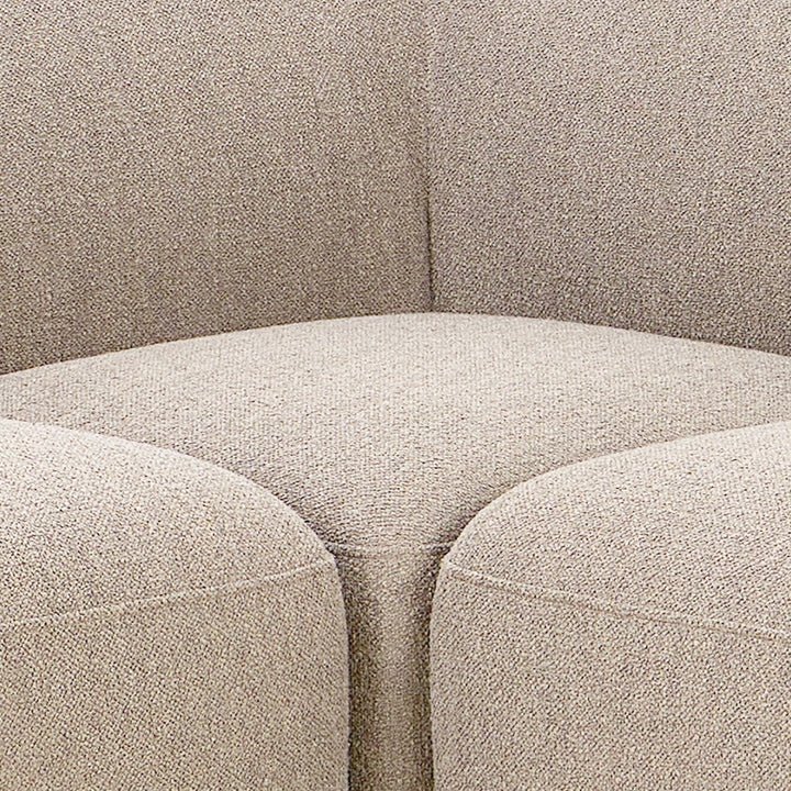 Rushville hjørnesofa i beige bouclé, nærbilde av åpent hjørne og sete