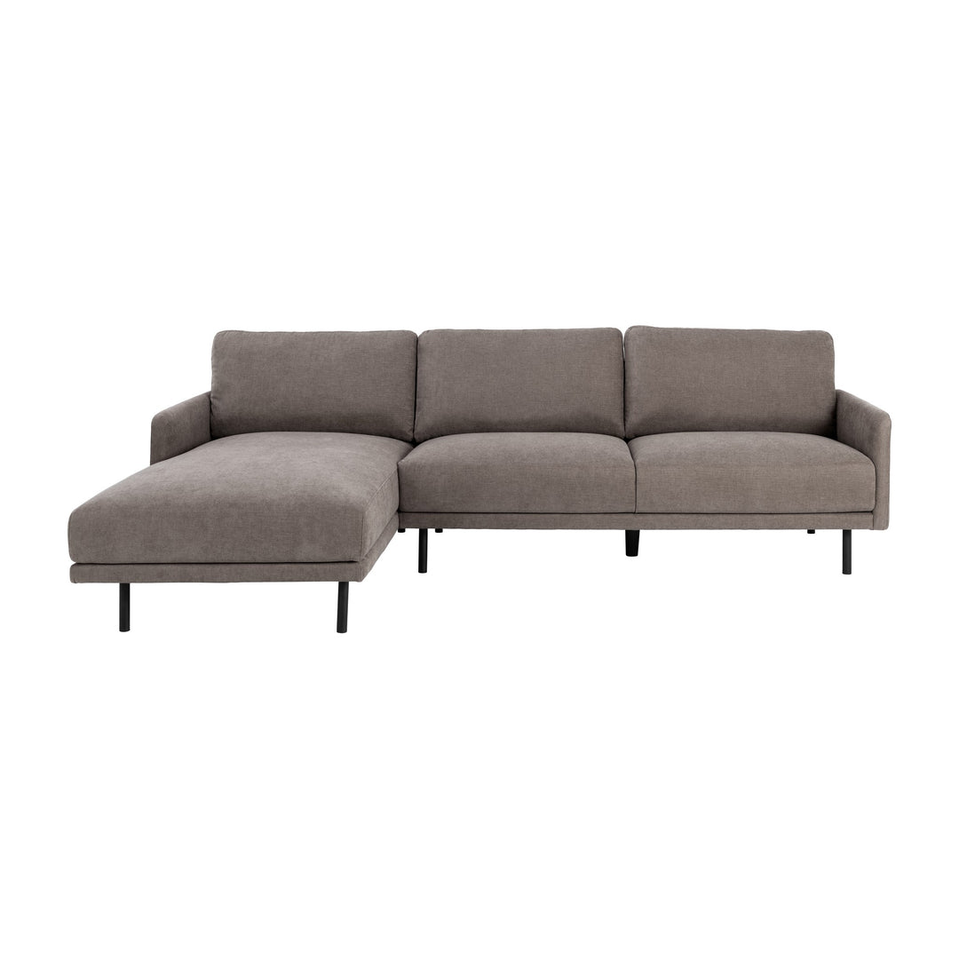 Bangkok sofa i gråbrun chenille med venstrevendt sjeselong og sorte metallben, sett forfra