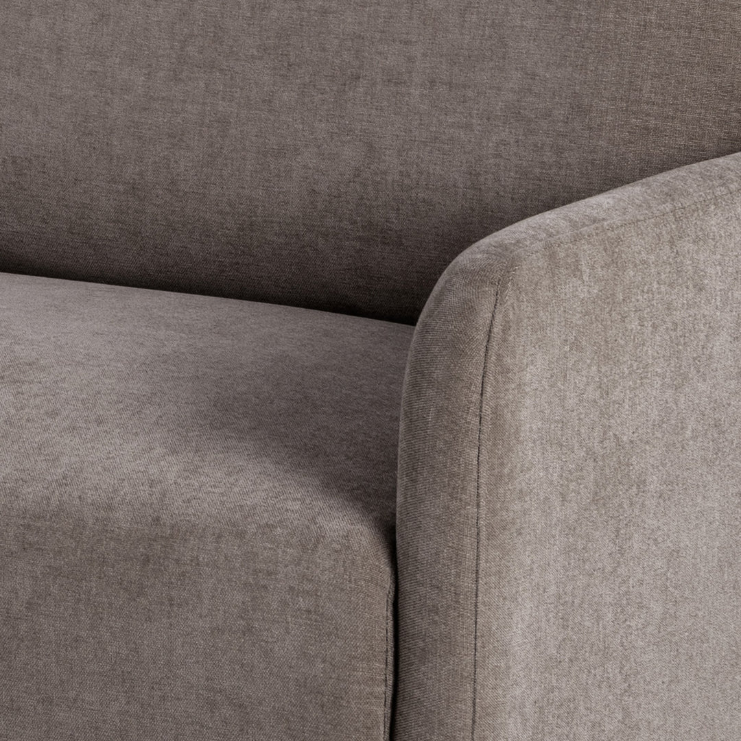 Bangkok sofa i gråbrun chenille, nærbilde av armlene og sete
