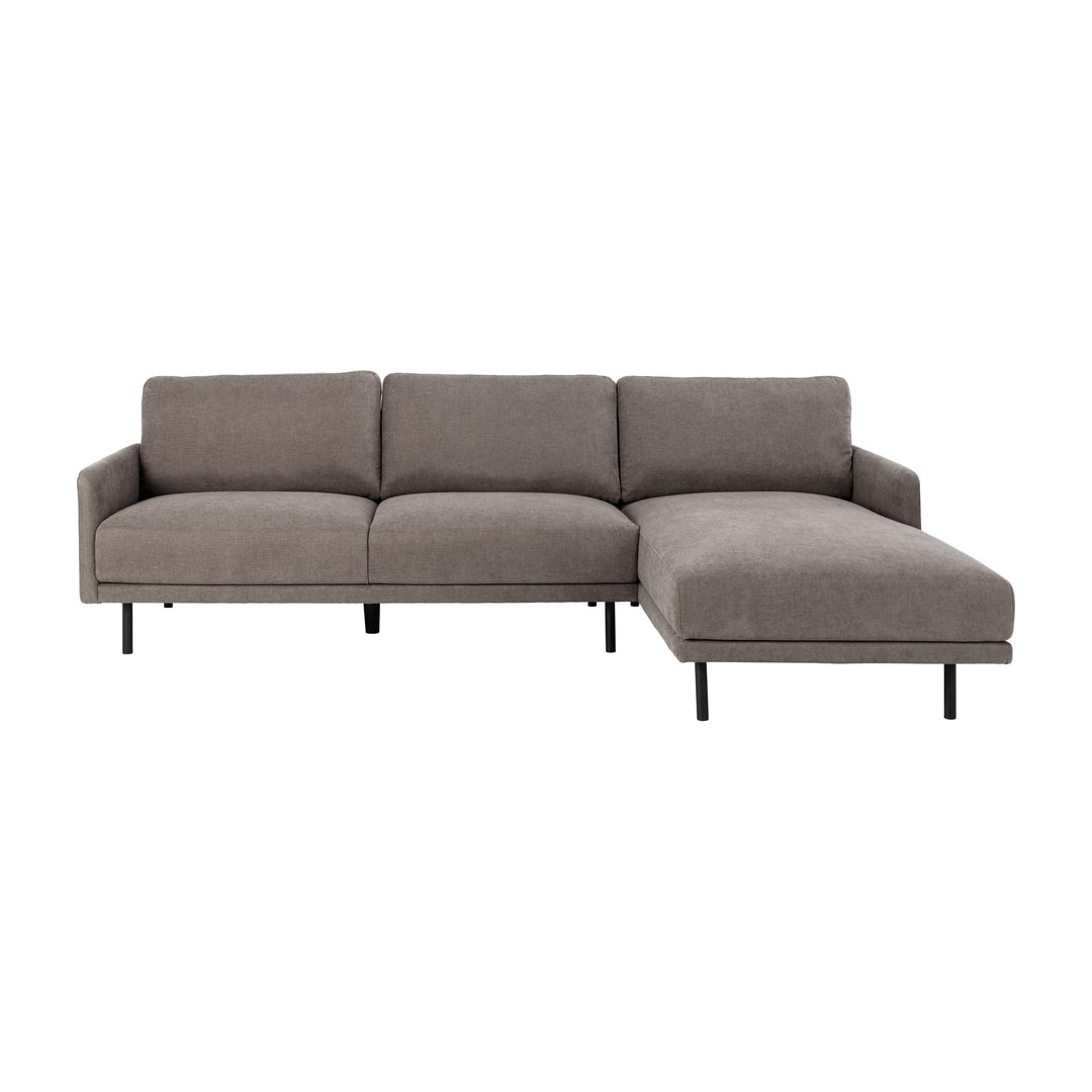 Bangkok sofa i gråbrun chenille med høyrevendt sjeselong og sorte metallben, sett forfra