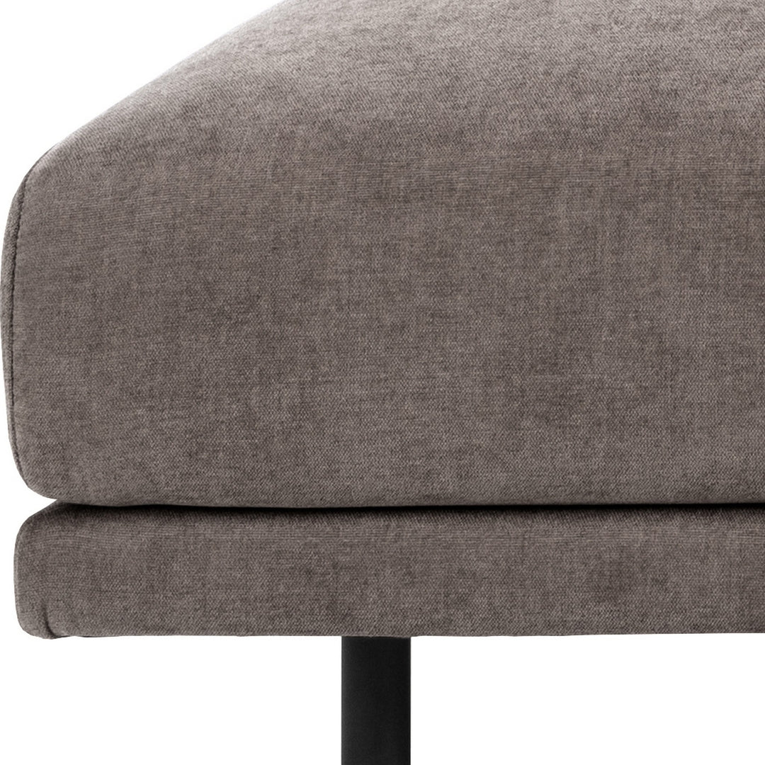 Bangkok sofa i gråbrun chenille, nærbilde av setehjørne med sort metallben