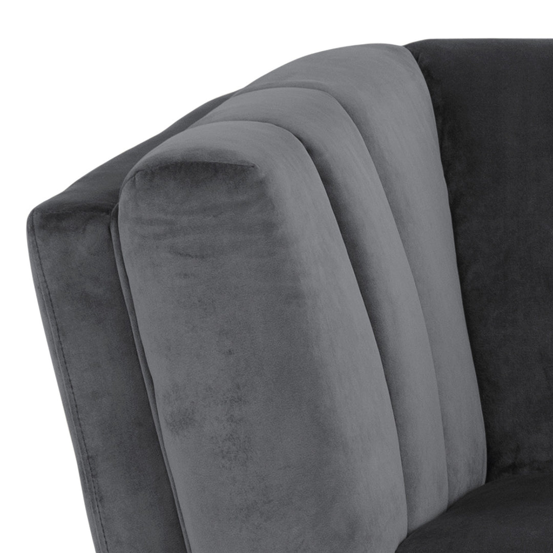 Tampa sofa i mørk grå velur, nærbilde av kanaltrukket rygg og armlene