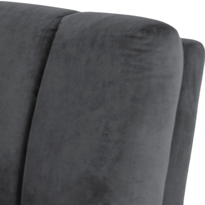 Tampa sofa i mørk grå velur, nærbilde av mykt velurstoff på ryggen