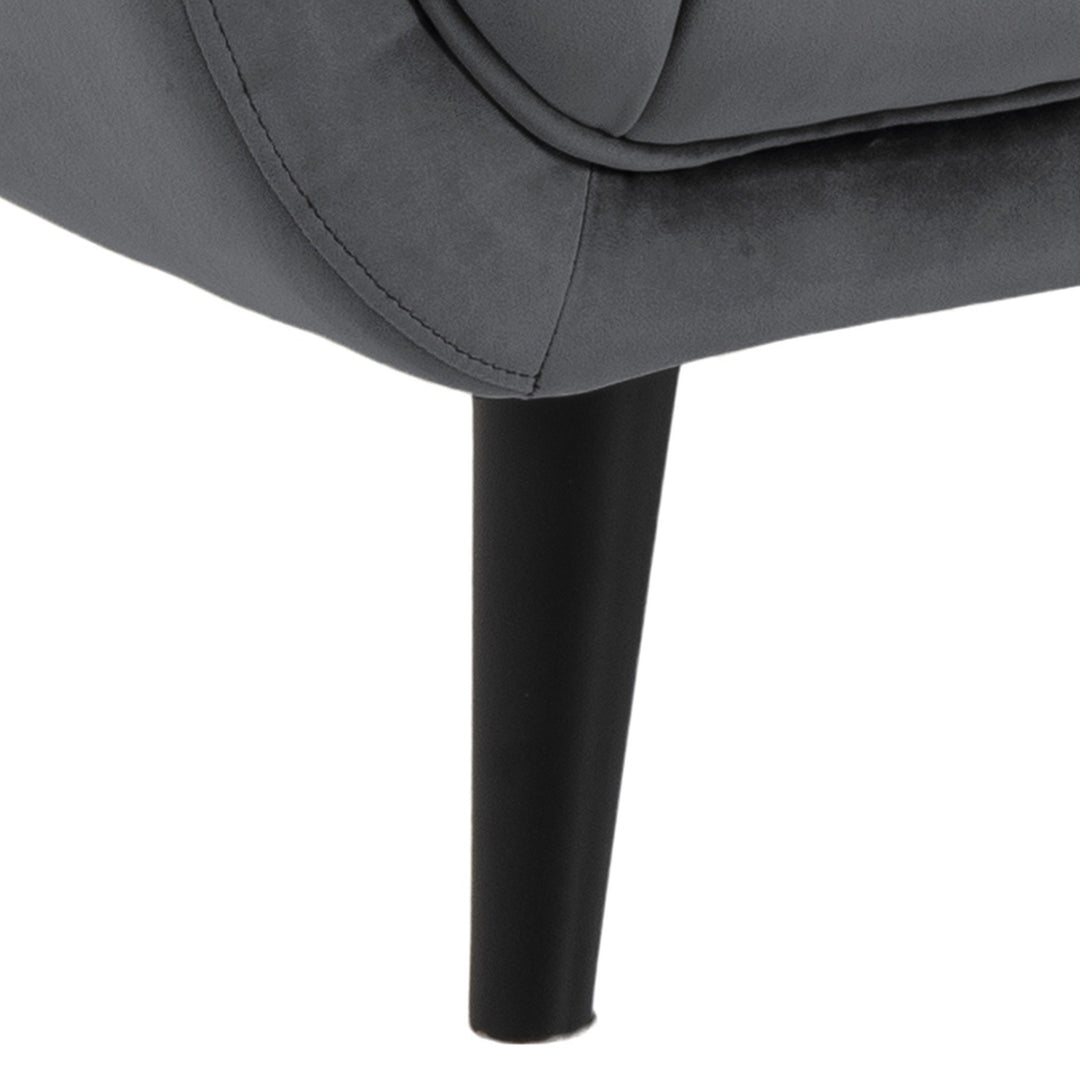 Tampa sofa i mørk grå velur, nærbilde av sete og sort konisk ben