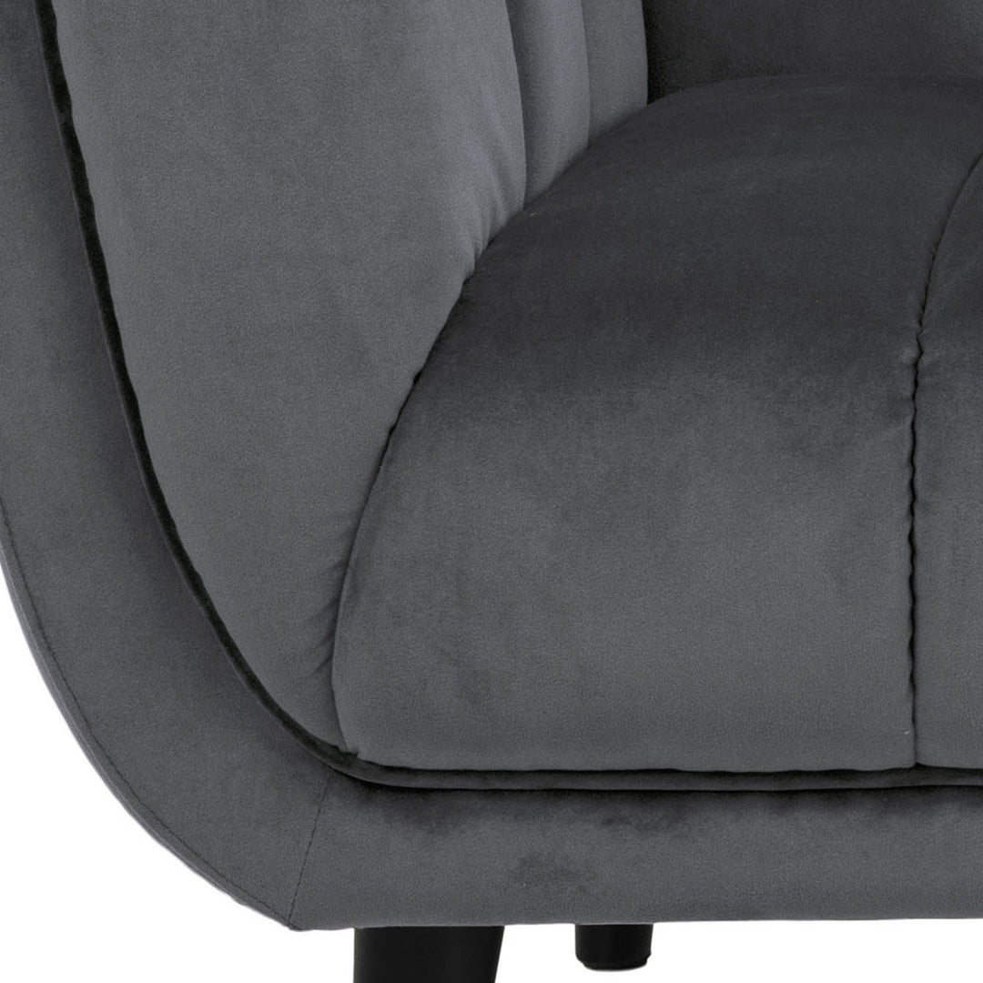 Tampa sofa i mørk grå velur, nærbilde av sete, armlene og sort ben