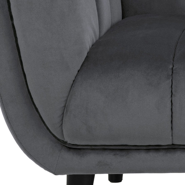 Tampa sofa i mørk grå velur, nærbilde av sete, armlene og sort ben