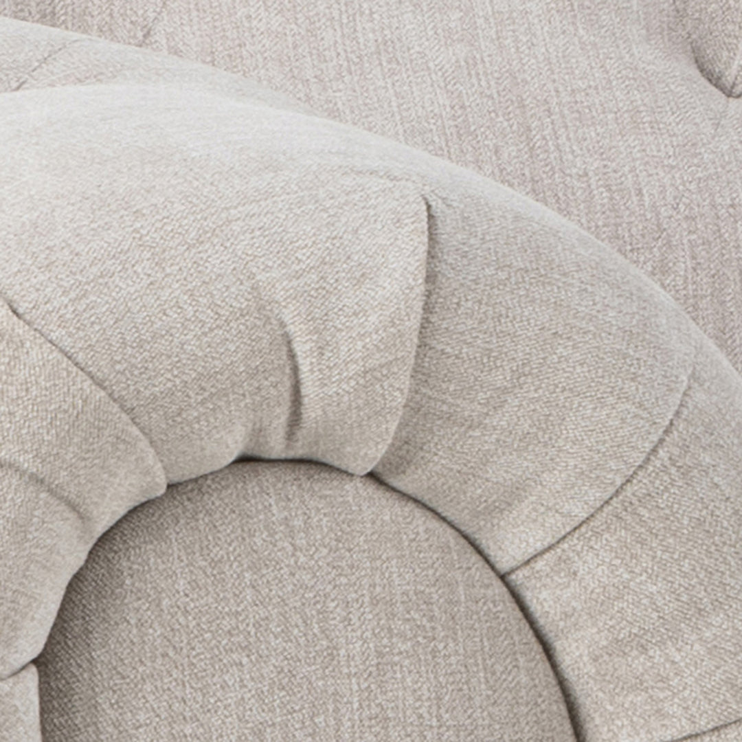 Charlietown sofa, nærbilde av rullet armlene i beige, teksturert linstoff.