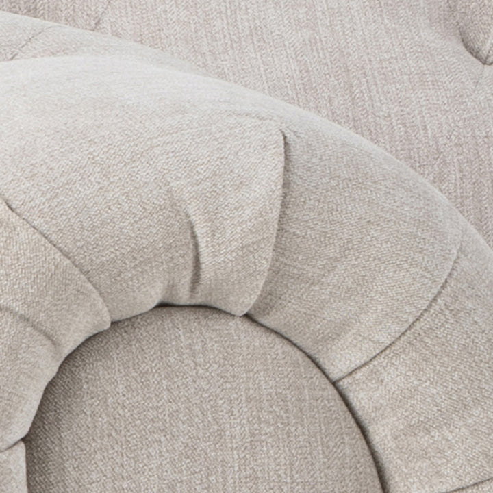 Charlietown sofa, nærbilde av rullet armlene i beige, teksturert linstoff.