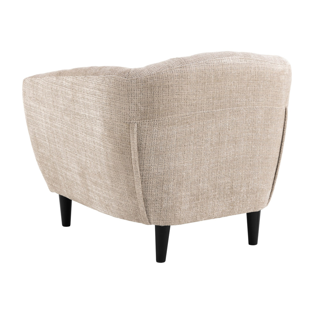 Ria stol i beige chenille med svarte, koniske ben, sett bakfra.