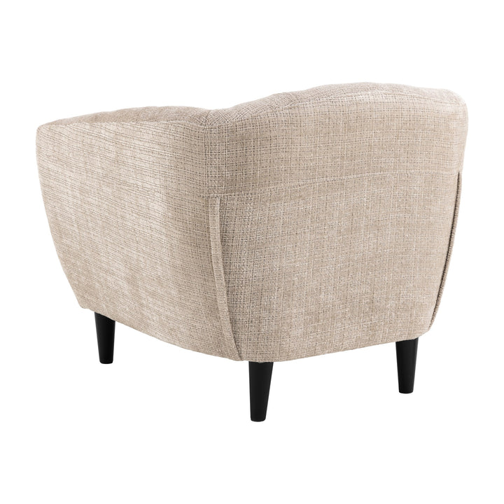 Ria stol i beige chenille med svarte, koniske ben, sett bakfra.