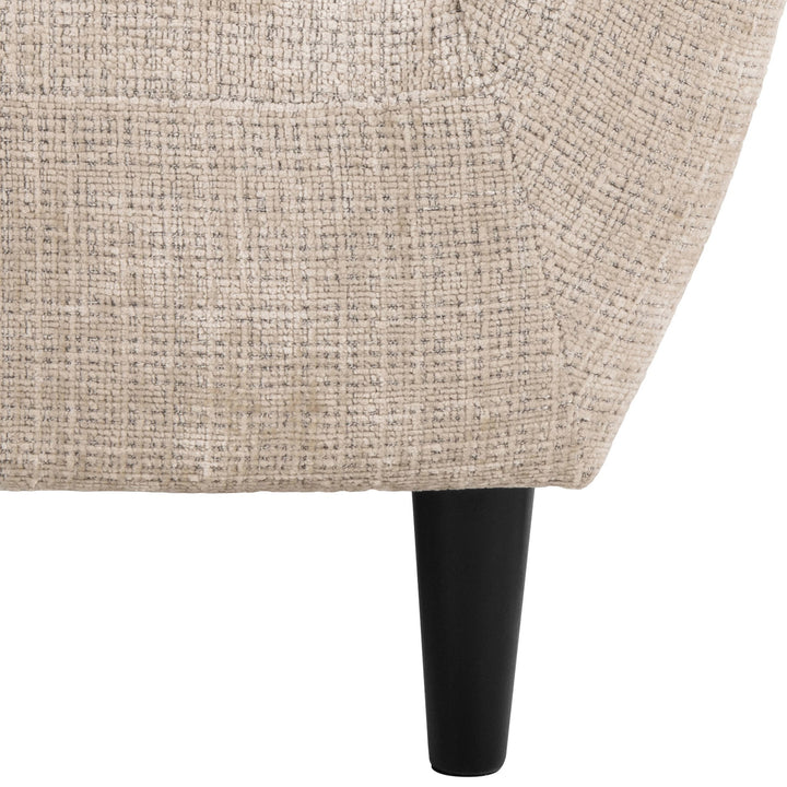 Ria stol i beige chenille, nærbilde av armlene med svart konisk ben.