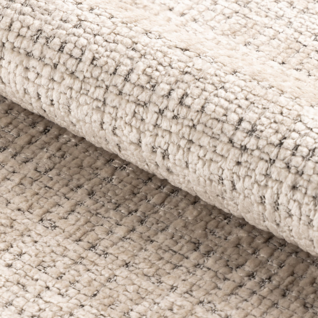 Ria 2-seter sofa, nærbilde av kremhvitt chenille-stoff med grov vevstruktur.