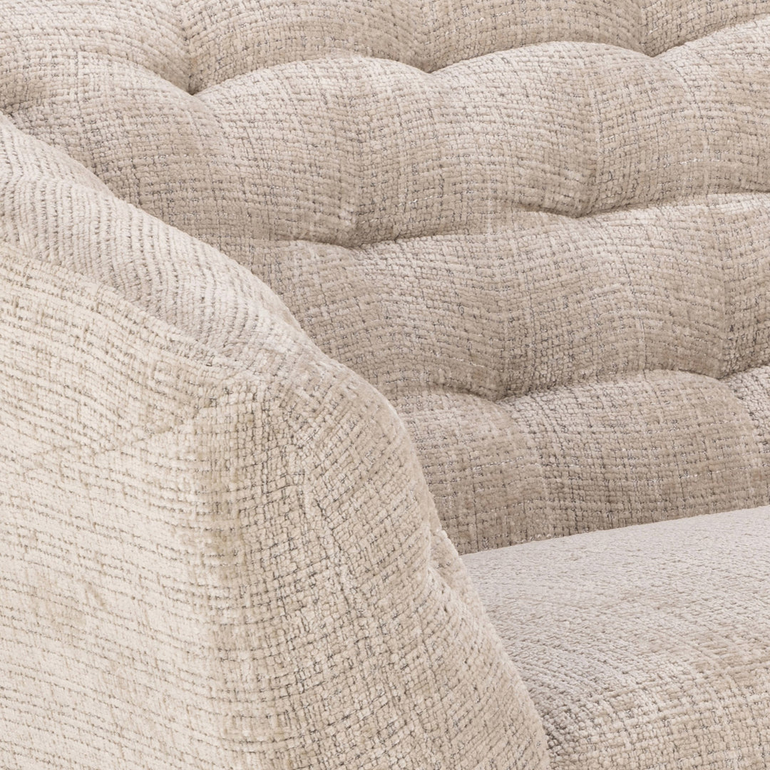 Ria 3-seter sofa i beige chenille, nærbilde av den kanaltuftede ryggen.