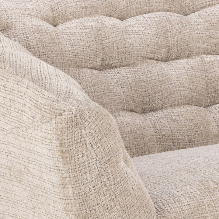 Ria 3-seter sofa i beige chenille, nærbilde av den kanaltuftede ryggen.