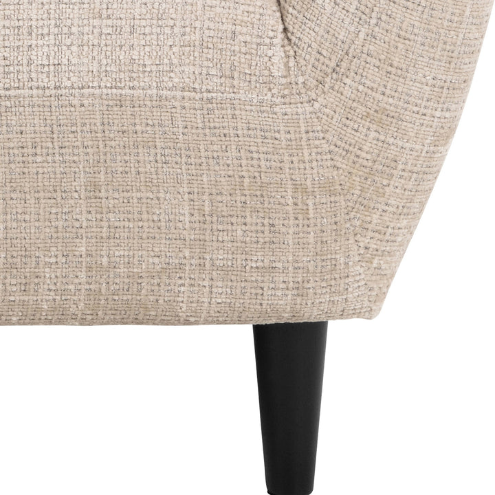 Ria 3-seter sofa i beige chenille, nærbilde av armlene med svart ben.