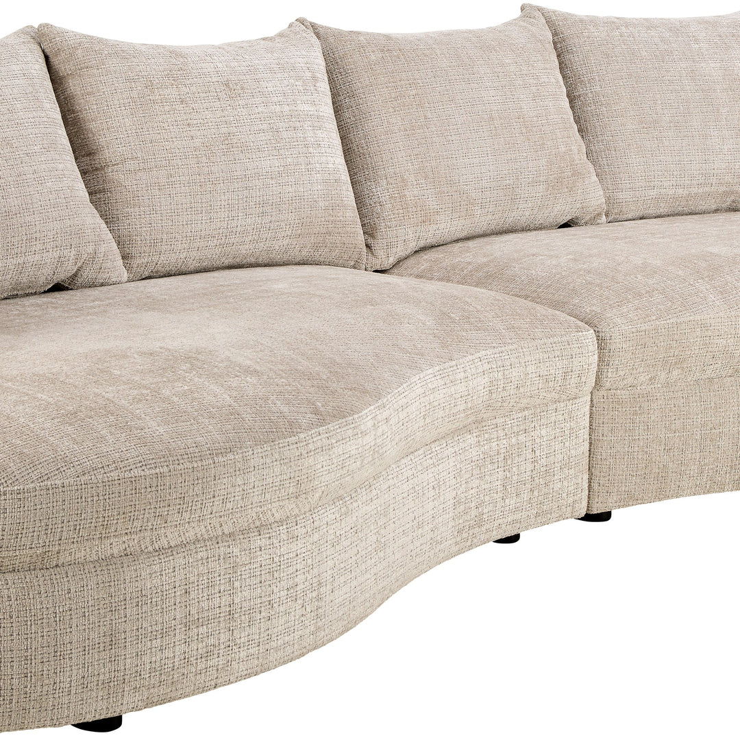 Cordova sofa i beige stoff, nærbilde av buet modulsofa med løse ryggputer