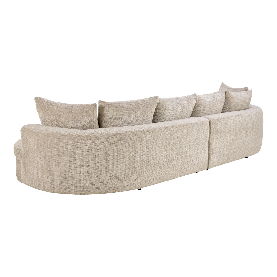 Cordova buet sofa i beige chenille med løse ryggputer, sett bakfra.
