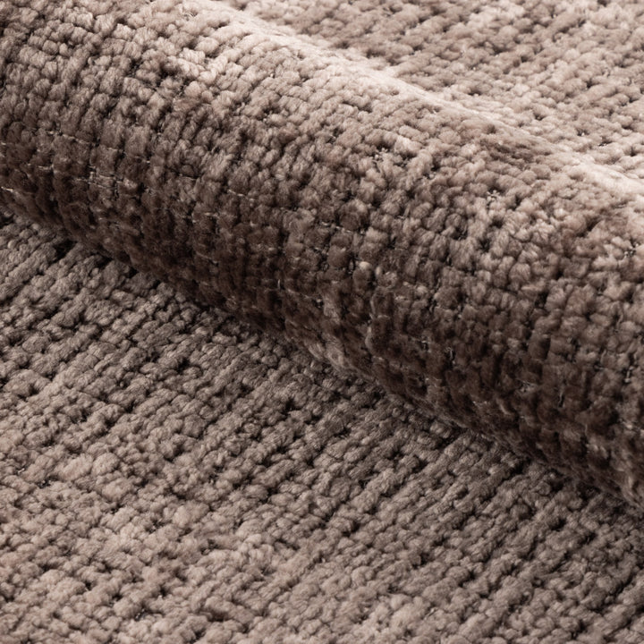 Cordova sofa, nærbilde av gråbrunt chenille-stoff med melert, skinnende vevstruktur.