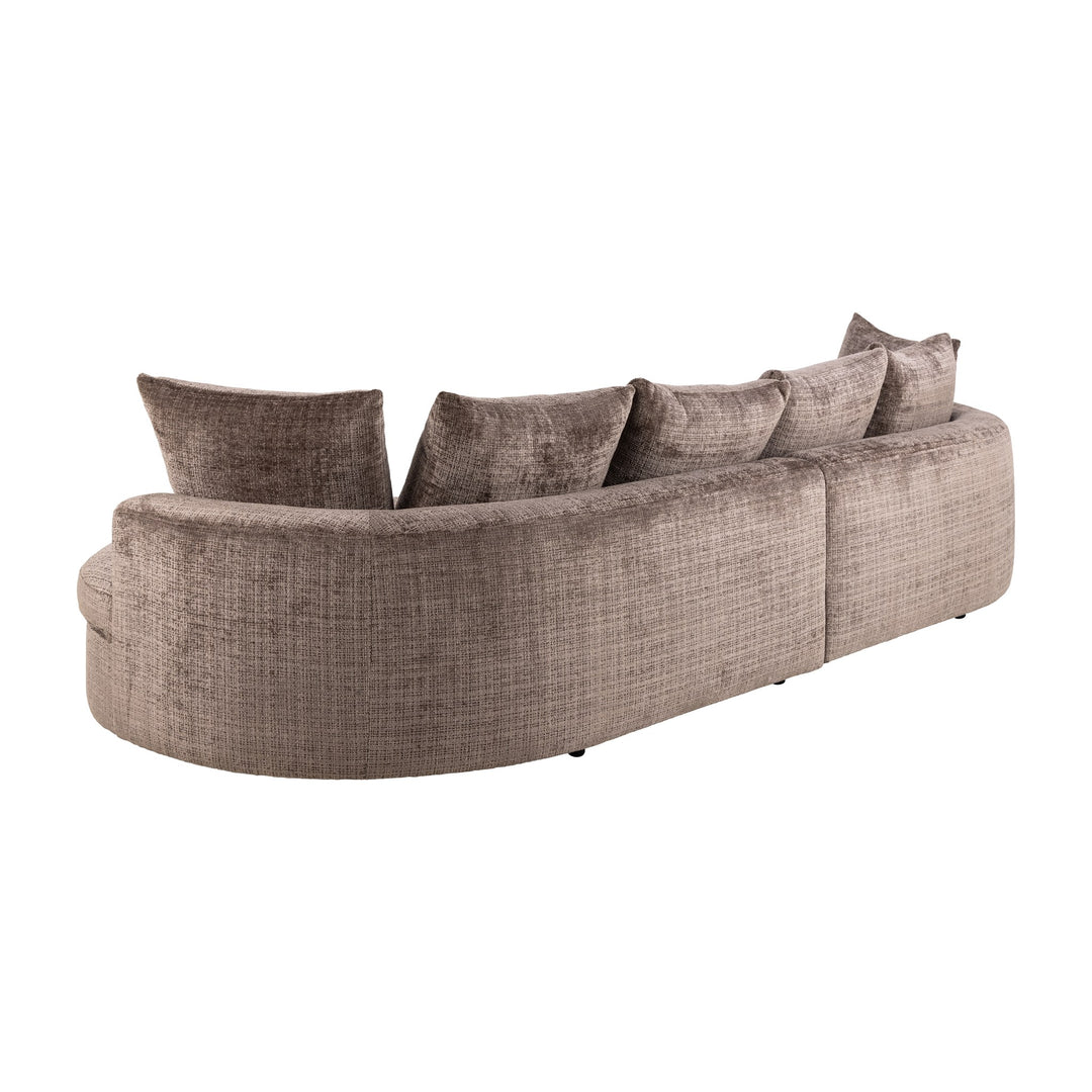 Cordova buet sofa i gråbrun chenille med løse ryggputer, sett bakfra.