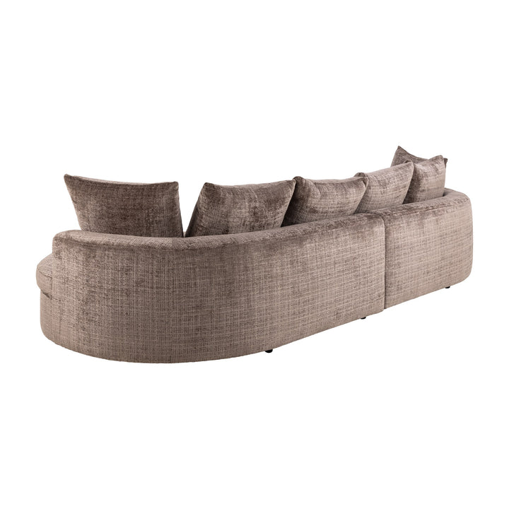 Cordova buet sofa i gråbrun chenille med løse ryggputer, sett bakfra.
