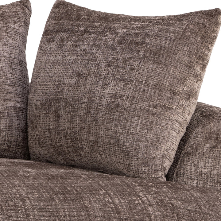 Cordova sofa i gråbrun chenille, nærbilde av ryggpute med skinnende vevd tekstur.