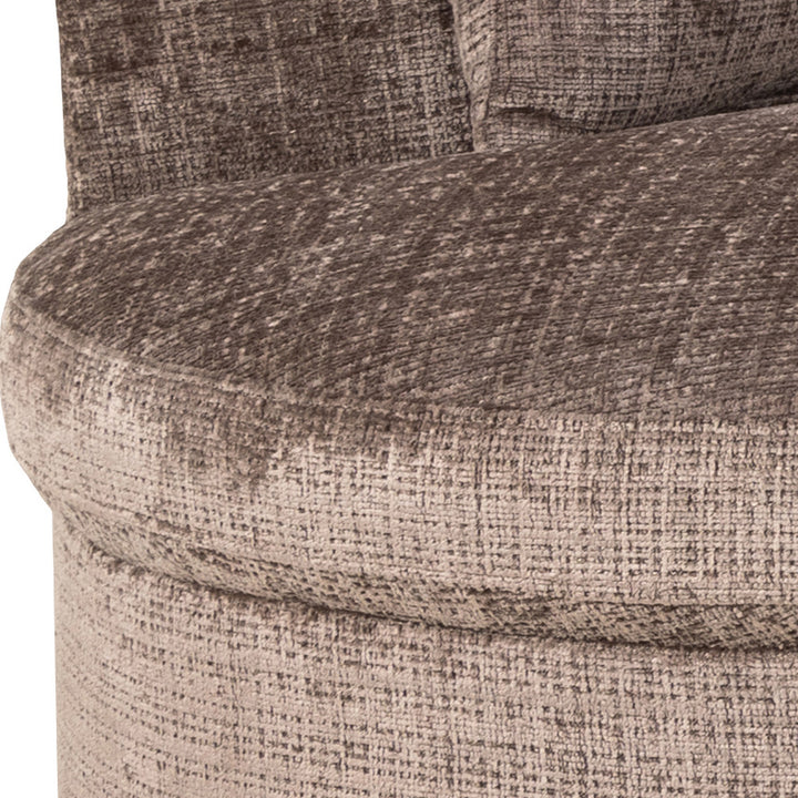 Cordova sofa i gråbrun chenille, nærbilde av seteputen og den buede kanten.