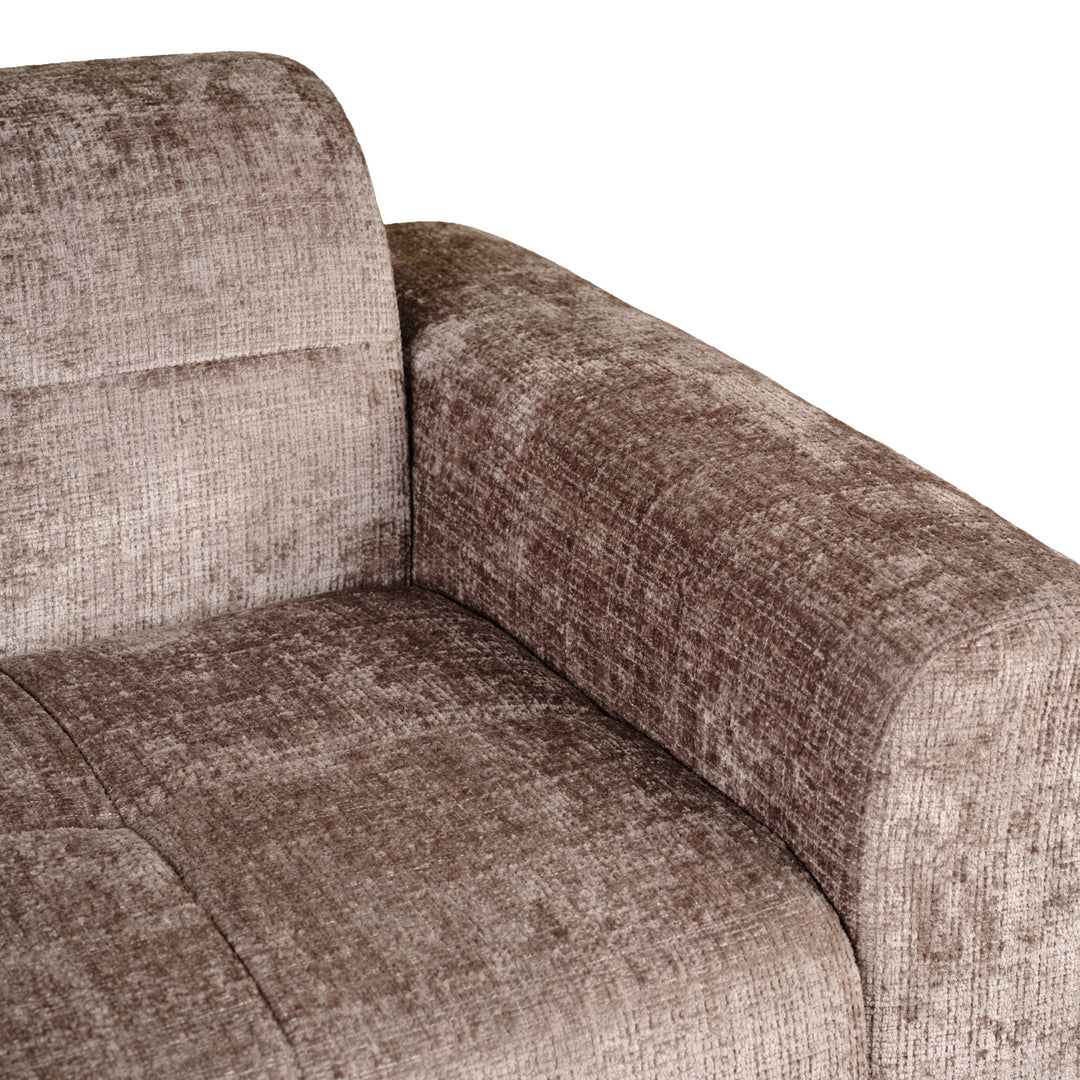 Columbia sofa i dempet brun chenille, nærbilde av armlene og rygg