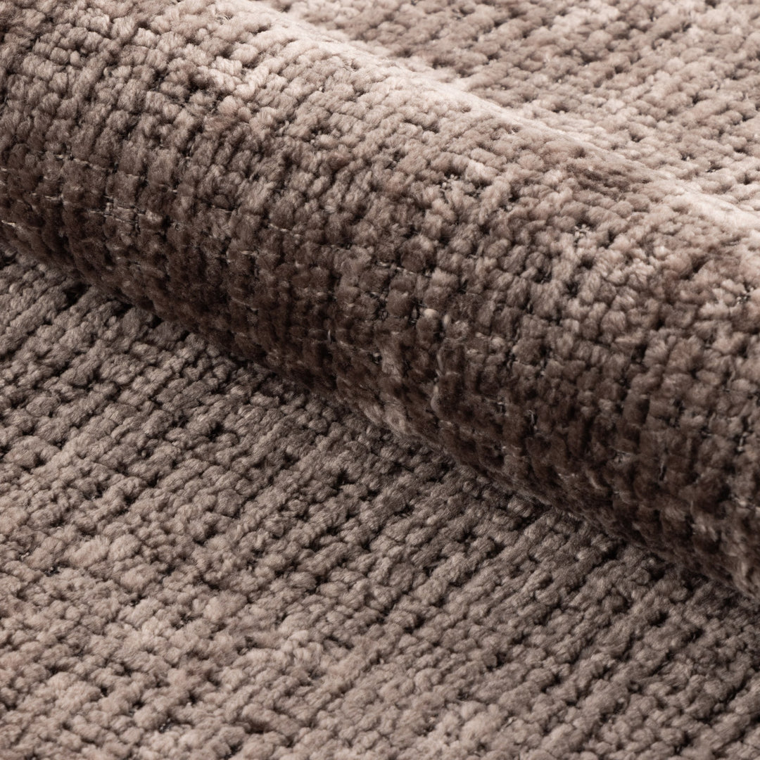 Columbia sofa, nærbilde av dempet brun chenille-tekstil