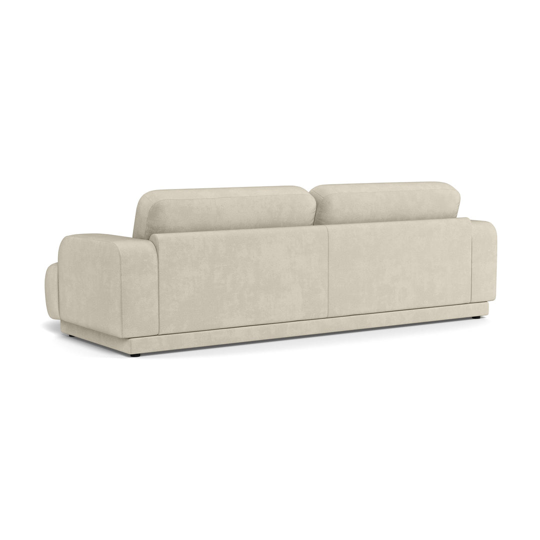 Riverland sofa i kremhvit stoff, sett skrått bakfra