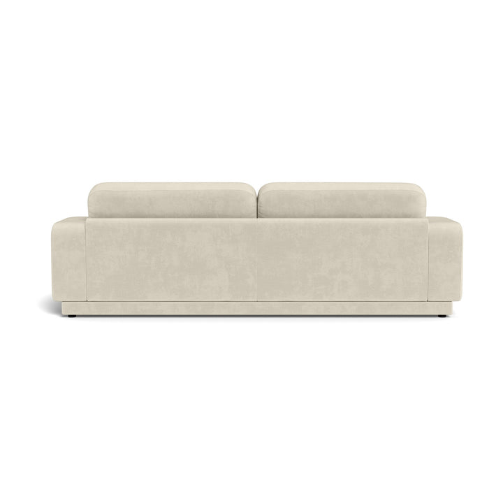 Riverland sofa i kremhvit stoff, sett rett bakfra