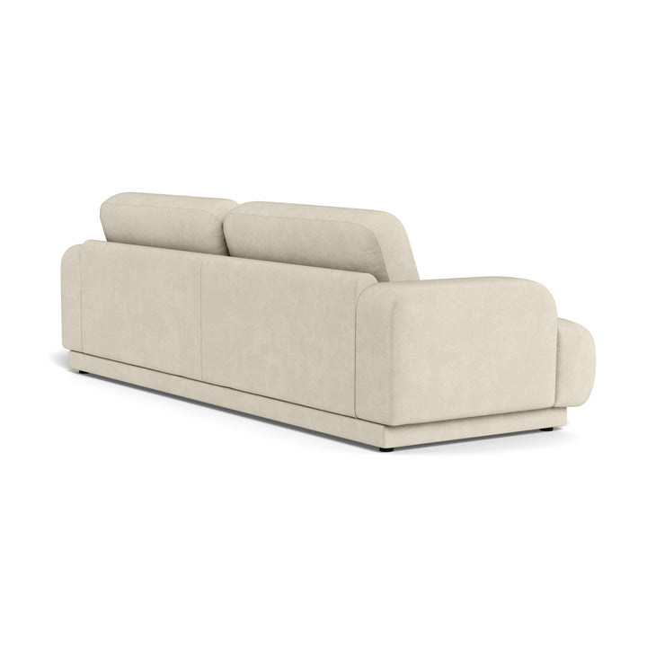 Riverland sofa i kremhvit stoff, sett skrått fra siden