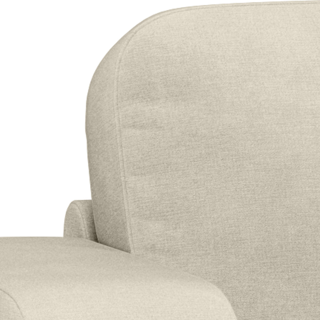 Riverland sofa i kremhvit stoff, nærbilde av rygg og armlene