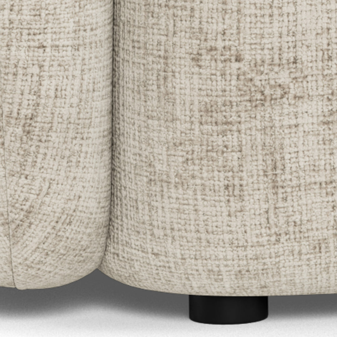 Lodi sofa i lys beige bouclé, nærbilde av base og sort ben