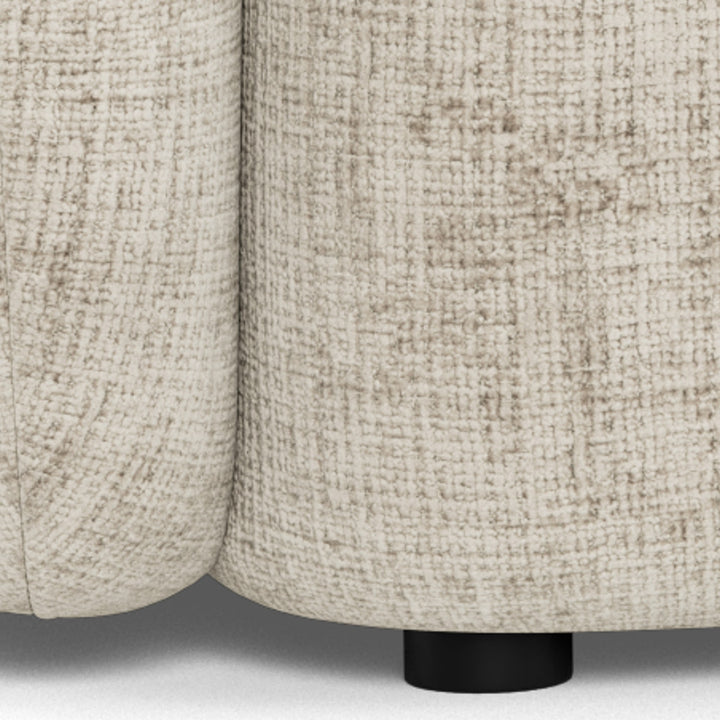 Lodi sofa i lys beige bouclé, nærbilde av base og sort ben